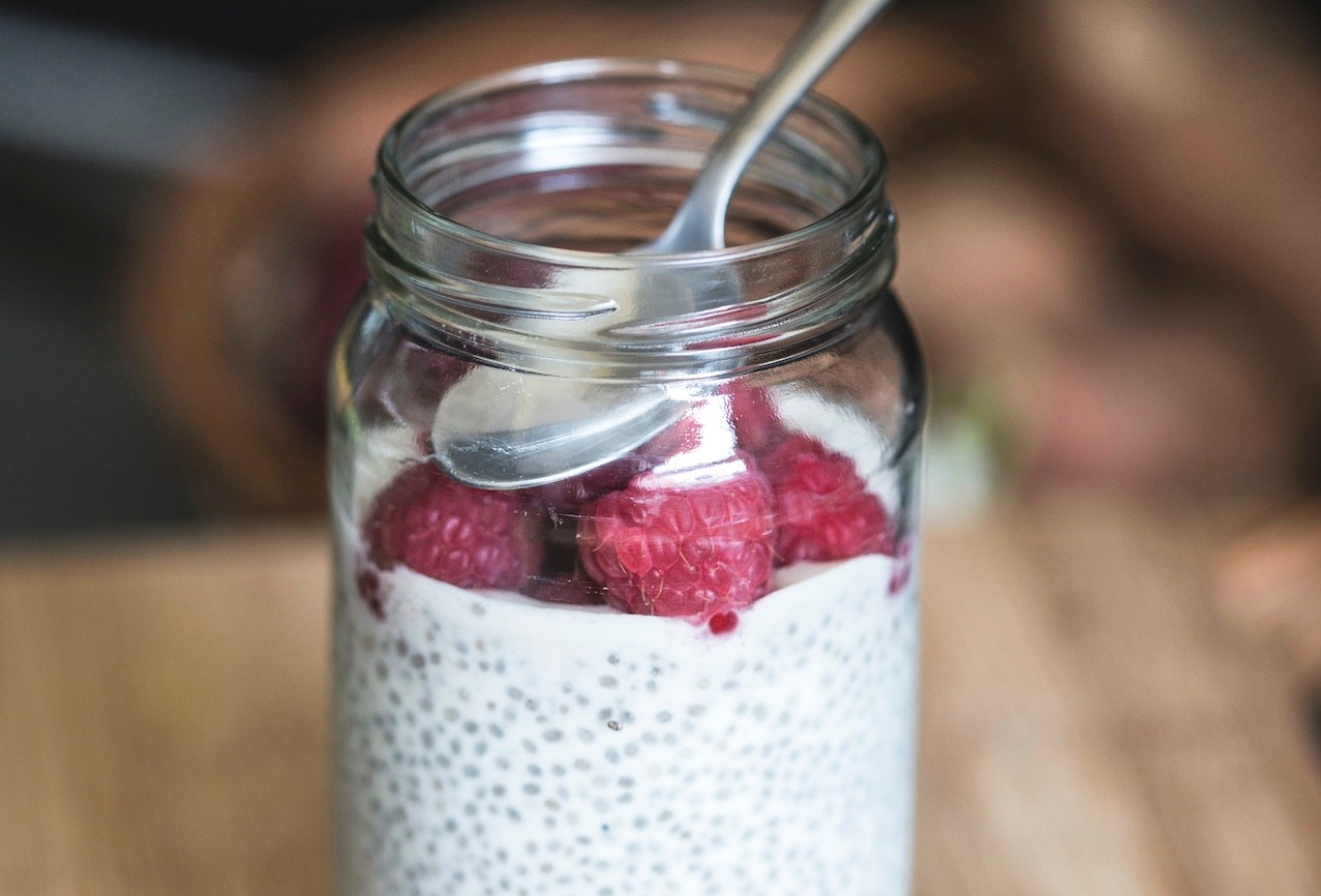 Overnight Chia Pudding mit Himbeeren | Superleckere Frühstücksidee